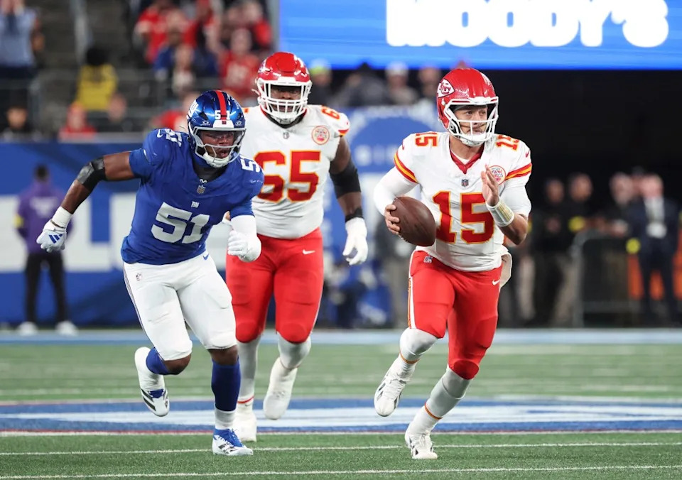 Abdul Carter (L.) chases down Patrick Mahomes during the Giants-Chiefs game on Sept. 21, 2025. Charles Wenzelberg/New York Post