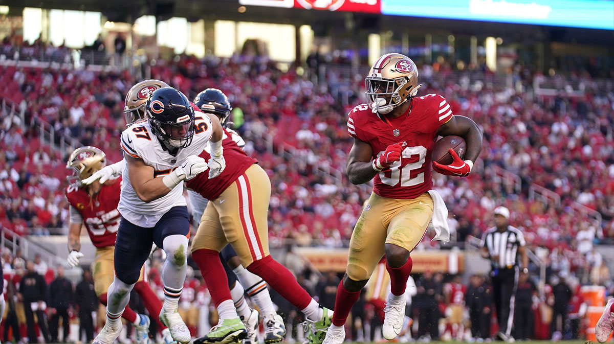 San Francisco 49ers running back Patrick Taylor Jr. (32) runs the ball against the Chicago Bears in the fourth quarter at Levi's Stadium.