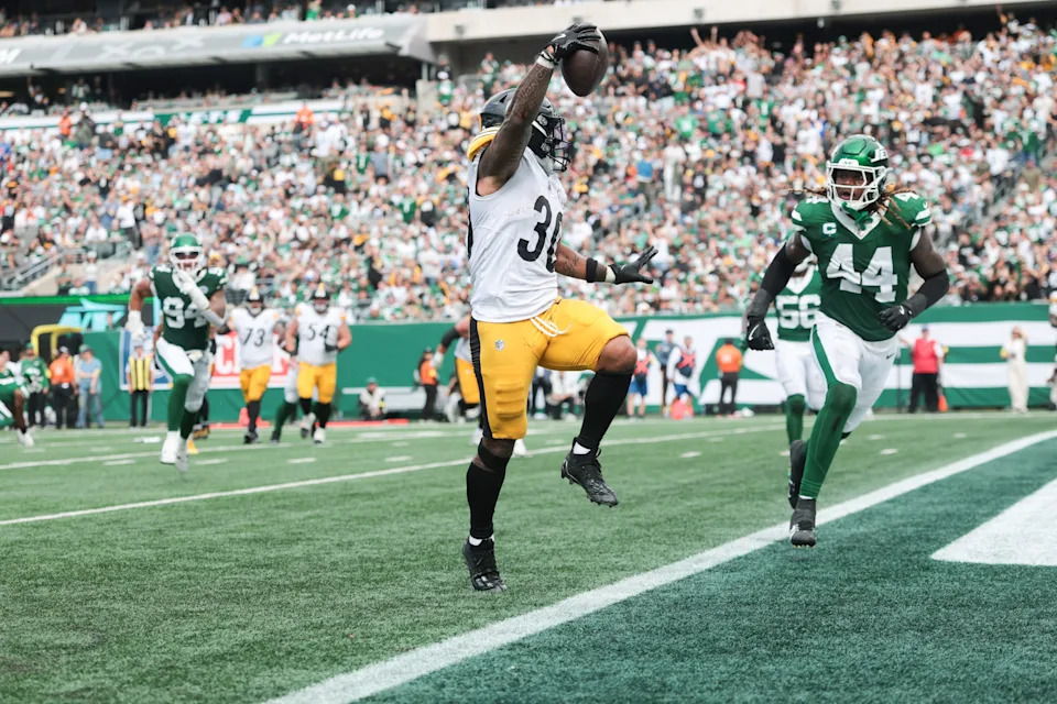 Sep 7, 2025; East Rutherford, New Jersey, USA; Pittsburgh Steelers running back Jaylen Warren (30) runs the ball for a touchdown during the second half against the New York Jets at MetLife Stadium. Mandatory Credit: Vincent Carchietta-Imagn Images