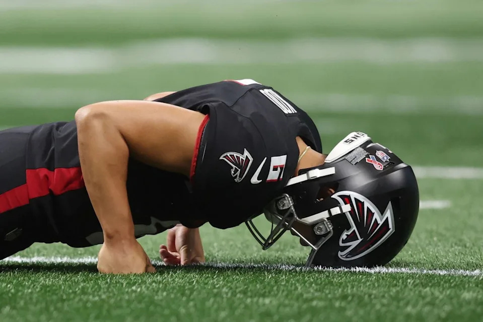 Atlanta Falcons kicker Younghoe Koo (6) reacts after missing a field goal against the Tampa Bay Buccaneers during the fourth quarter at Mercedes-Benz Stadium. IMAGN IMAGES via Reuters Connect