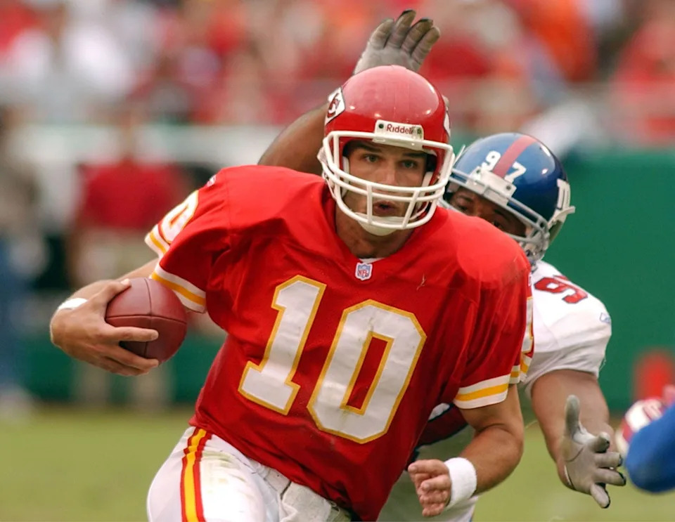 Kansas City Chiefs quarterback Trent Green tries to scramble past New
York Giants tackle Cornelius Griffin during the Chiefs 13-3 loss
September 23, 2001 in Kansas City, Missouri. Green made a short gain on
the play. REUTERS/Dave Kaup

DK/ME