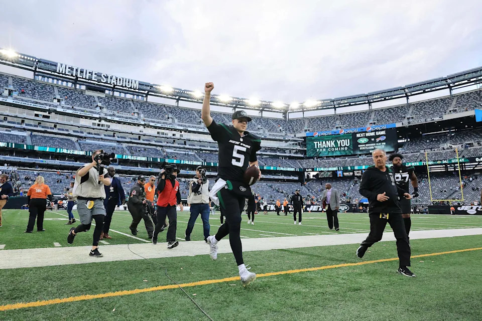 Mike White celebrates the New York Jets' win against the Cincinnati Bengals in October 2021