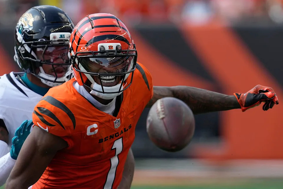 Cincinnati Bengals wide receiver Ja'Marr Chase (1) can't get is hands on a pass during the second half of an NFL football game, Sunday, Sept. 14, 2025, in Cincinnati. (AP Photo/Carolyn Kaster)