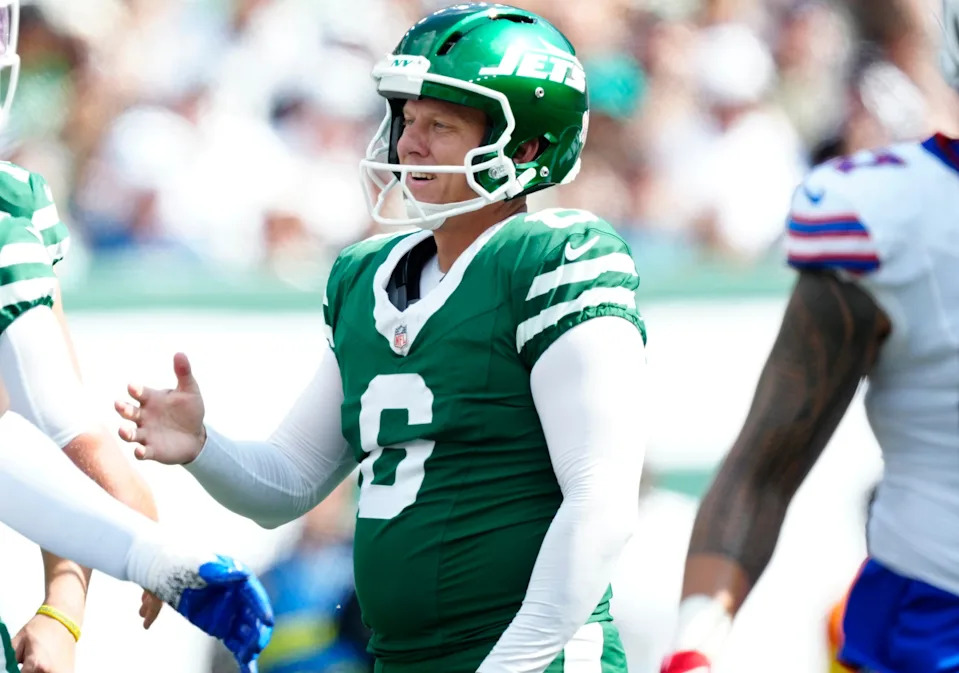 New York Jets place kicker Nick Folk (6) puts out his hand before being congratulated by a teammate (not shown)_ after kicking 51-yard field goal, Sunday, September 14, 2025, in East Rutherford.