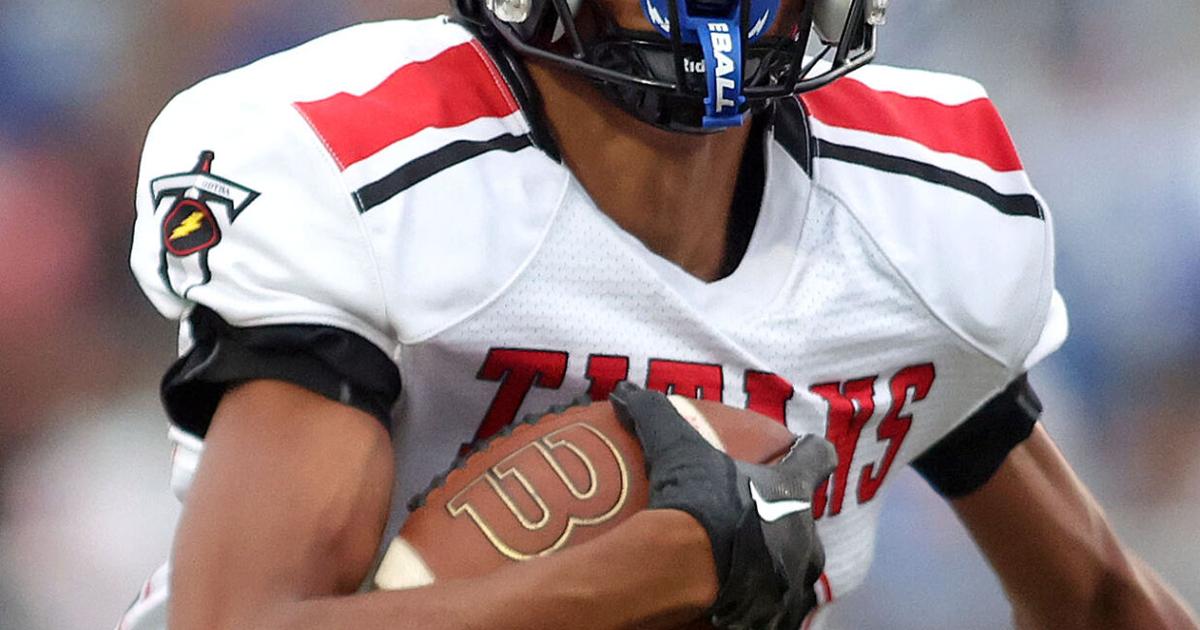 FOOTBALL: Titans take down No. 9 Comets in HHC battle | Sports