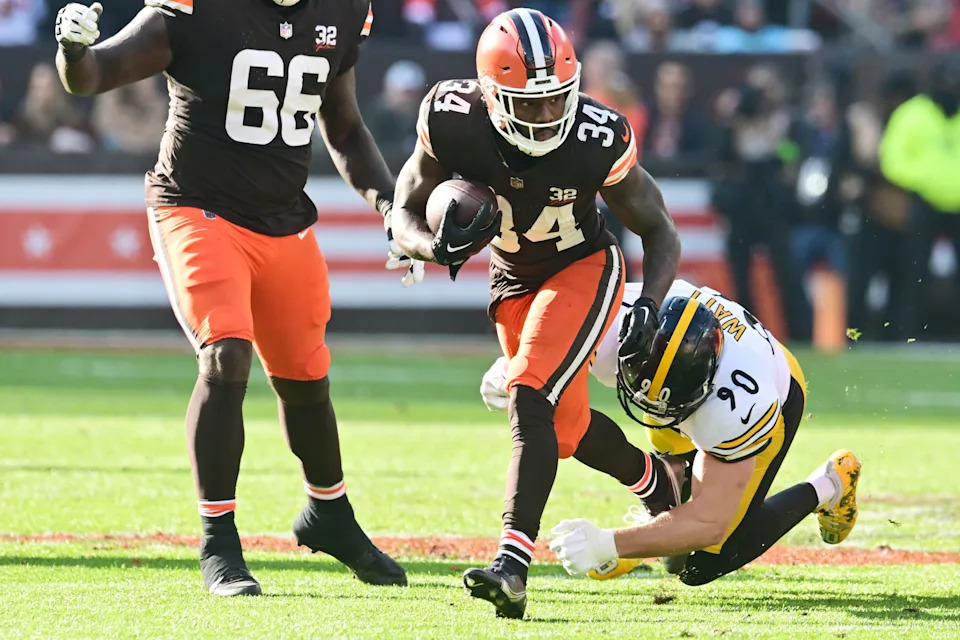CHARLOTTE, NORTH CAROLINA – AUGUST 08: Quarterback Shedeur Sanders #12 of the Cleveland Browns reacts at the line of scrimmage in the first half during the NFL Preseason 2025 game against the Carolina Panthers at Bank of America Stadium on August 08, 2025 in Charlotte, North Carolina. (Photo by Jared C. Tilton/Getty Images) | Jeff Lange / USA TODAY NETWORK via Imagn Images