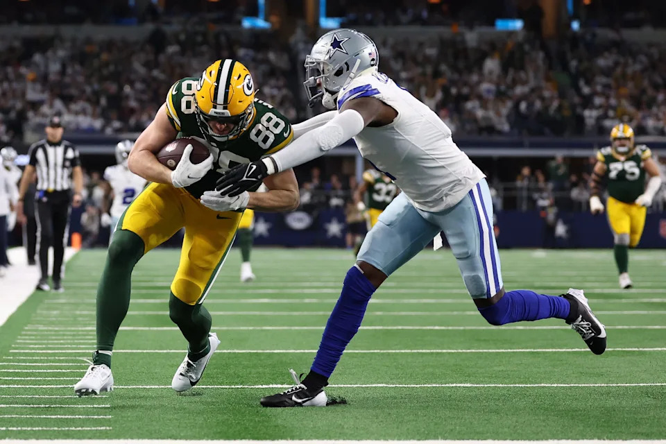 Jan 14, 2024; Arlington, Texas, USA; Green Bay Packers tight end Luke Musgrave (88) catches a touchdown catch over Dallas Cowboys safety Jayron Kearse (1) during the second half for the 2024 NFC wild card game at AT&T Stadium. Mandatory Credit: Kevin Jairaj-USA TODAY Sports