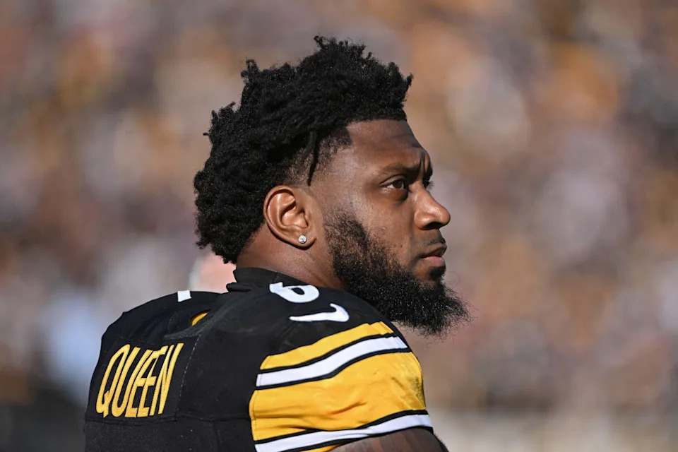 Dec 8, 2024; Pittsburgh, Pennsylvania, USA; Pittsburgh Steelers linebacker Patrick Queen (6) looks at the scoreboard during a game against the Cleveland Browns at Acrisure Stadium. Mandatory Credit: Barry Reeger-Imagn Images