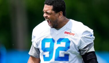 Detroit Lions DE in arm sling