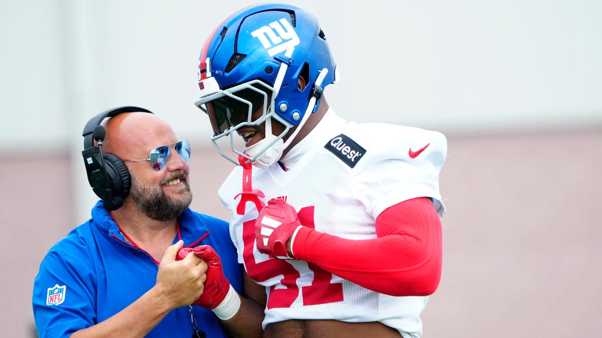 Abdul Carter sets NFL rookie sacks record