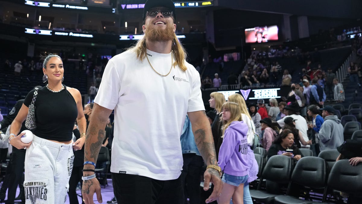 Caitlin Clark links up with 49ers star George Kittle during Fever game