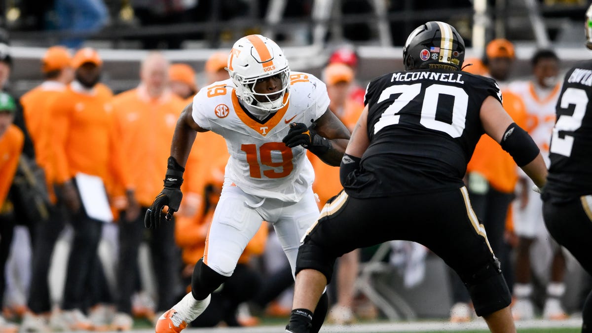 Tennessee Volunteers DE Joshua Josephs