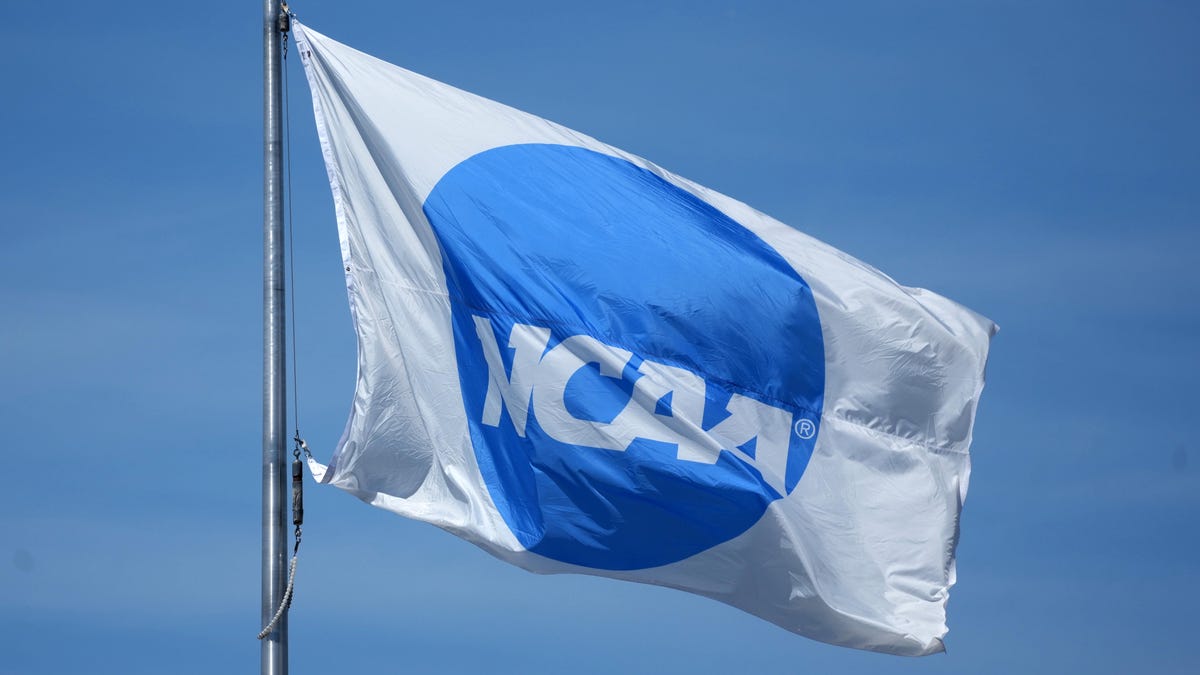 College football committee votes for one transfer portal window