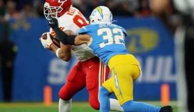 Kansas City tight end Travis Kelce slapped by Chargers DT Teair Tart