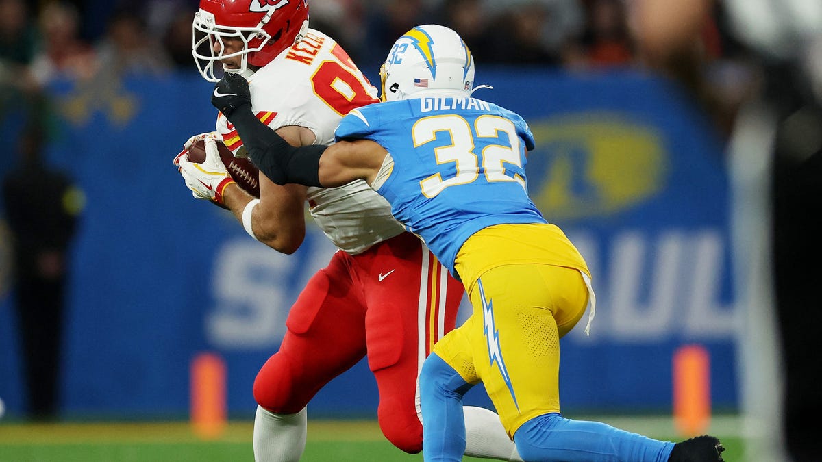 Kansas City tight end Travis Kelce slapped by Chargers DT Teair Tart
