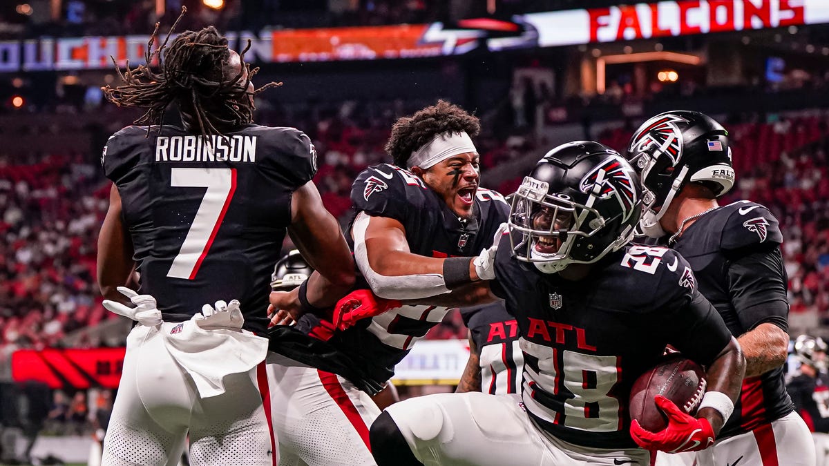 Atlanta Falcons elevate 2 practice squad players for Week 1