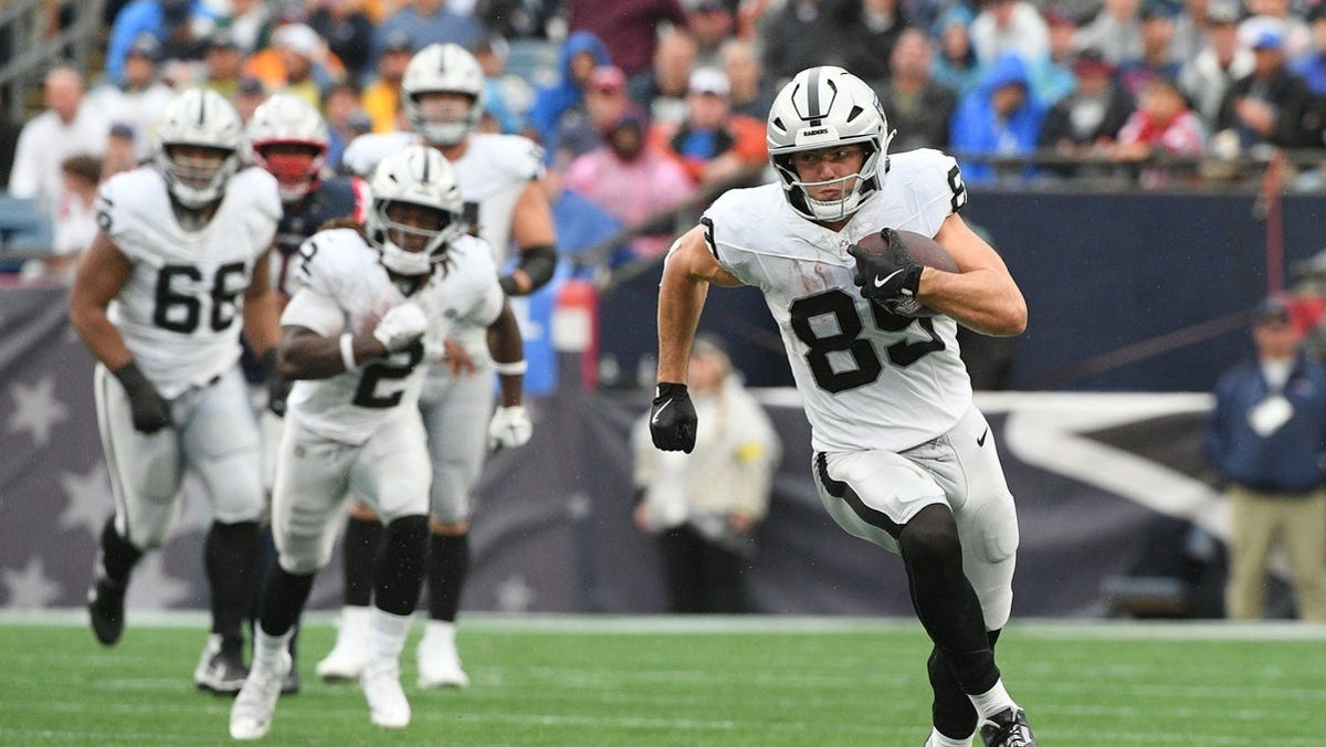 Brock Bowers injury update, status vs. Chargers in Week 2