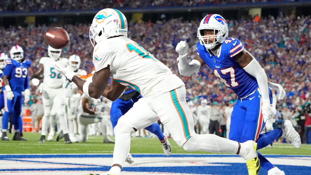 5 lowest-graded Bills players on defense vs. the Dolphins