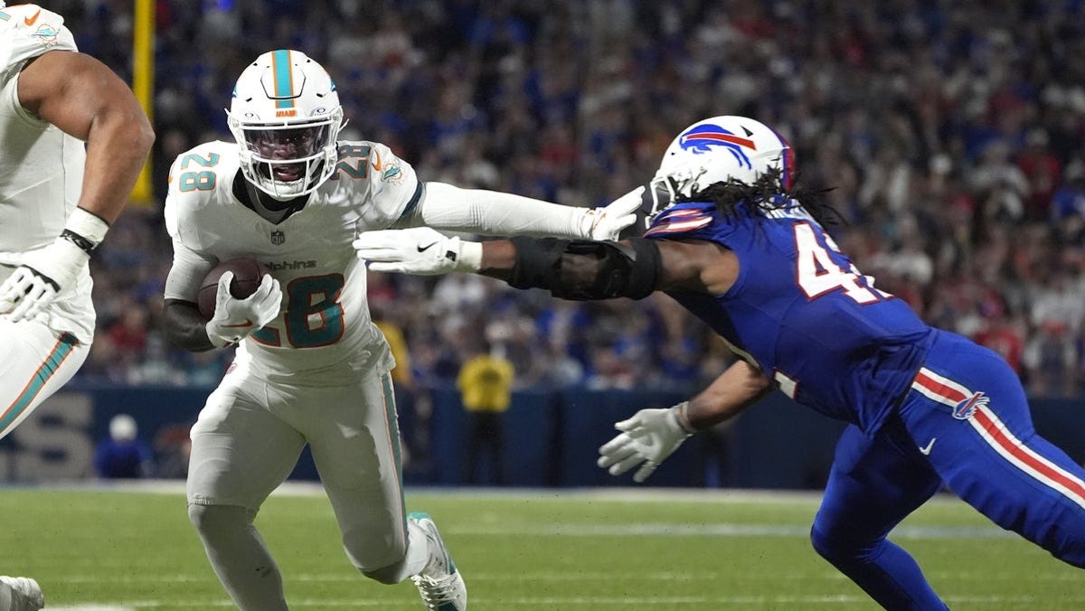 De'Von Achane player props odds, tips and betting trends for Week 4