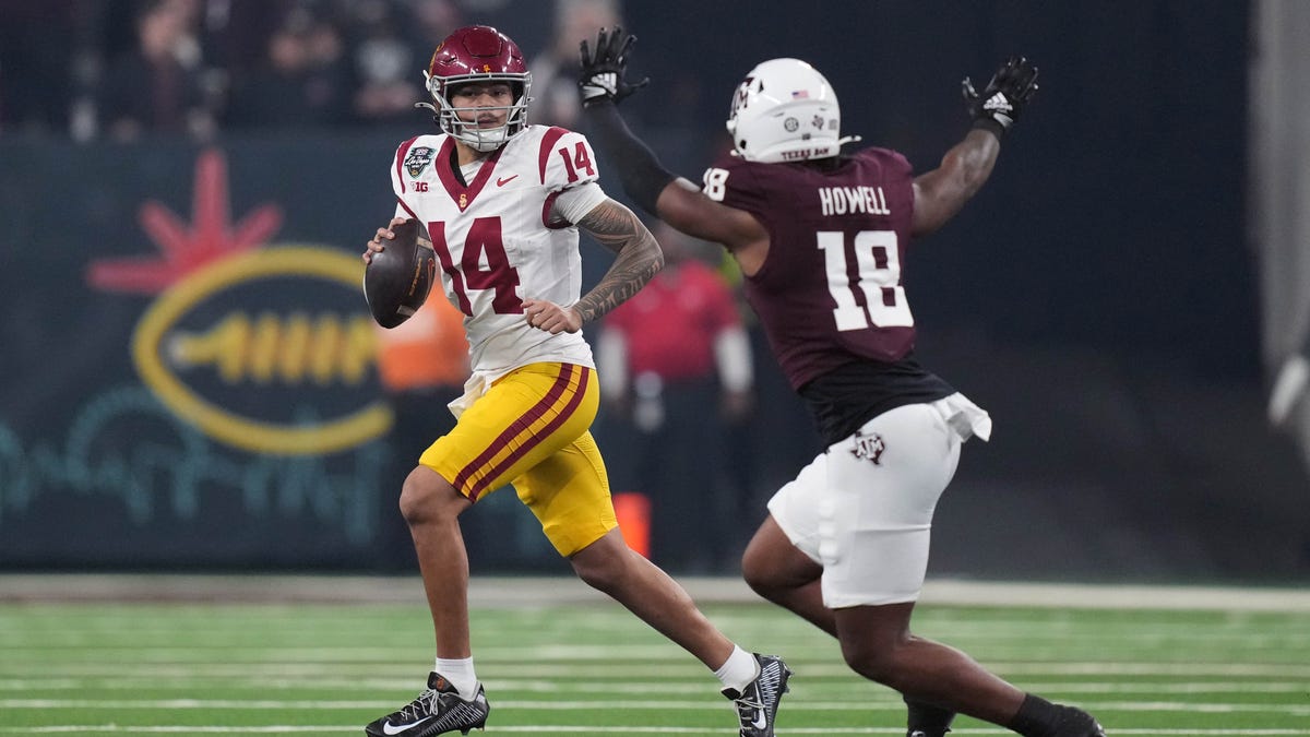 Texas A&M Aggies DE Cashius Howell