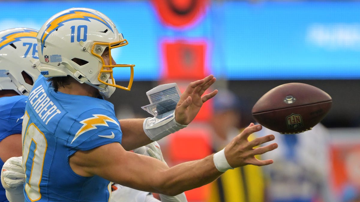 Chargers at Giants odds, picks and predictions