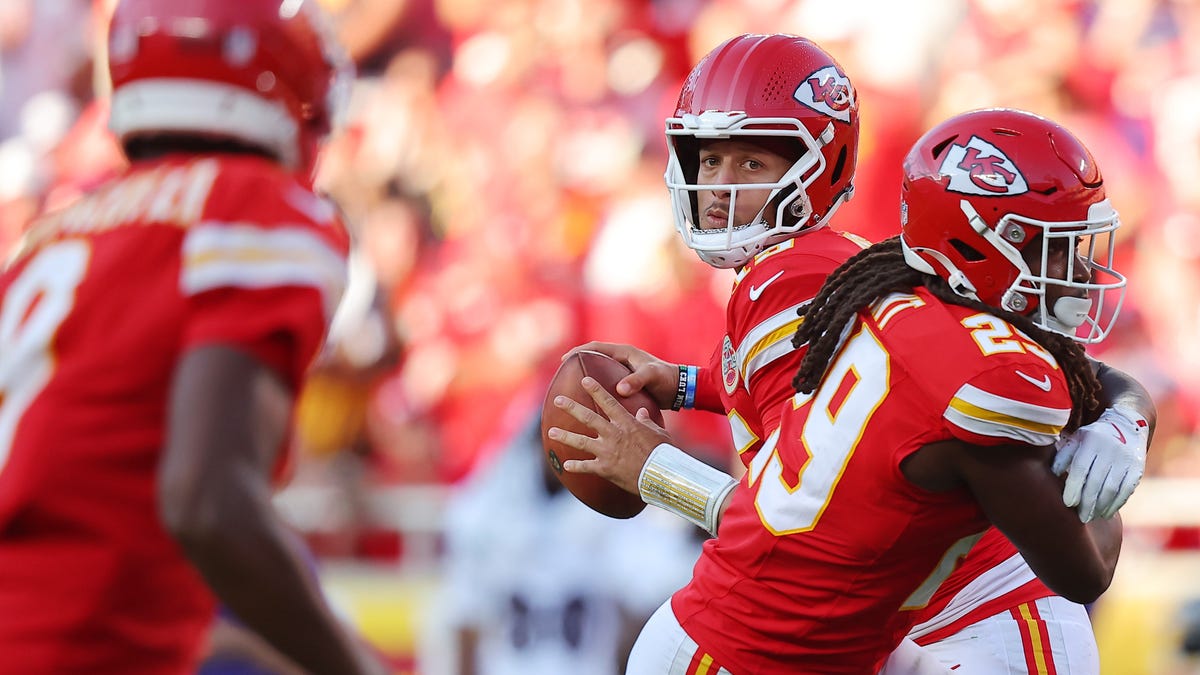 Mahomes shines for Chiefs, Jackson adds to Ravens' injury woes