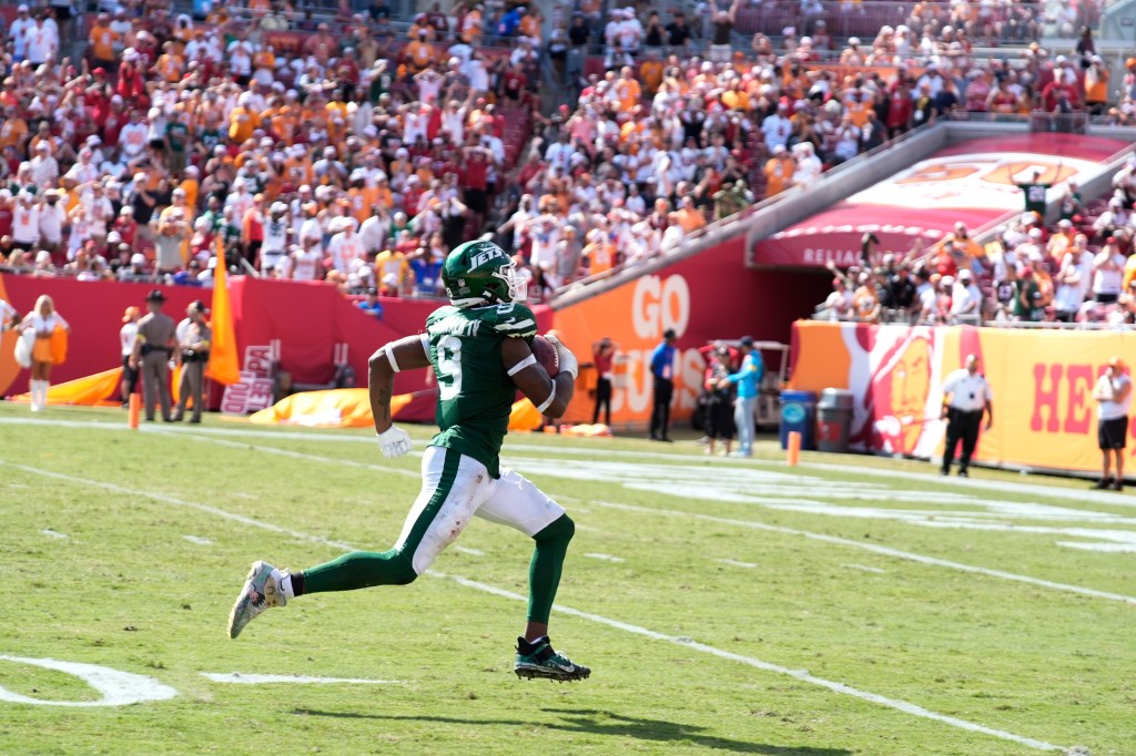 Will McDonald IV returns his blocked kick for a touchdown during the Jets-Buccaneers game on Sept. 21, 2025. 