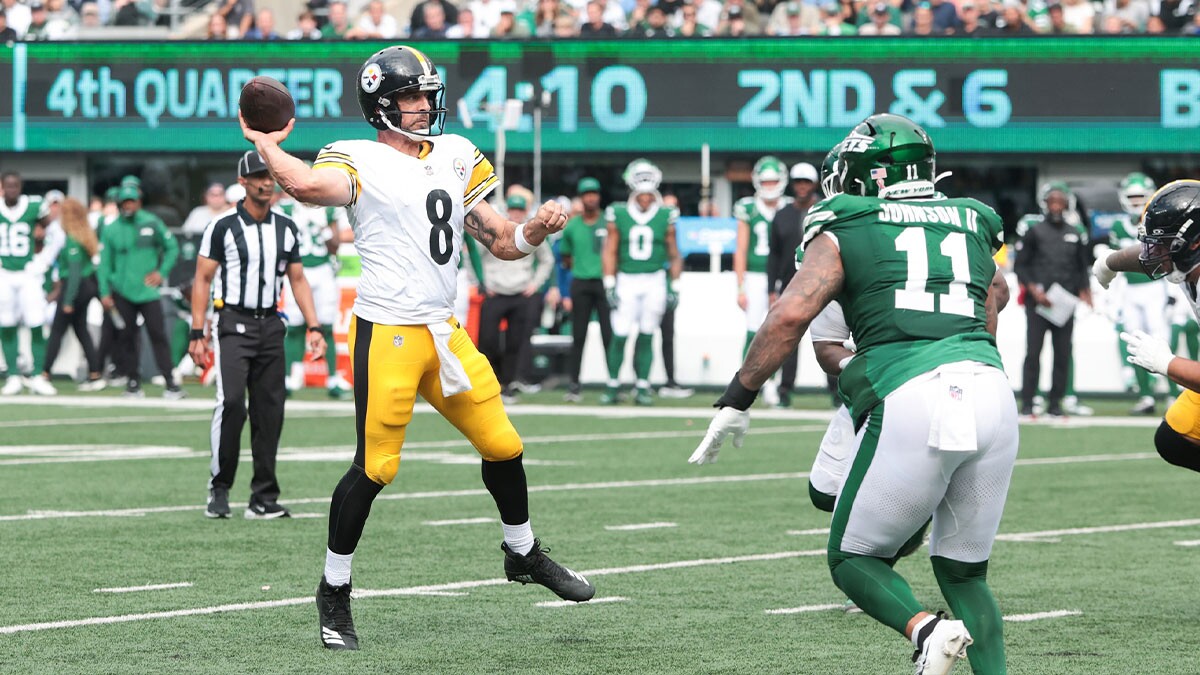 Pittsburgh Steelers quarterback Aaron Rodgers (8) throws the ball during the second half against the New York Jets at MetLife Stadium.