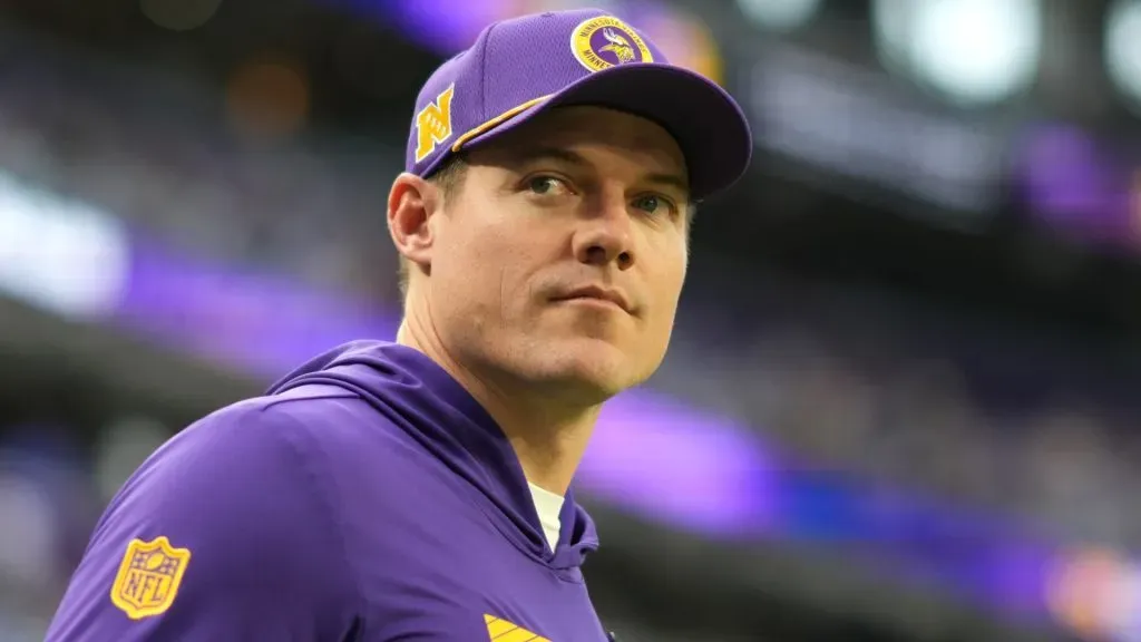 Vikings head coach Kevin O'Connell looking up