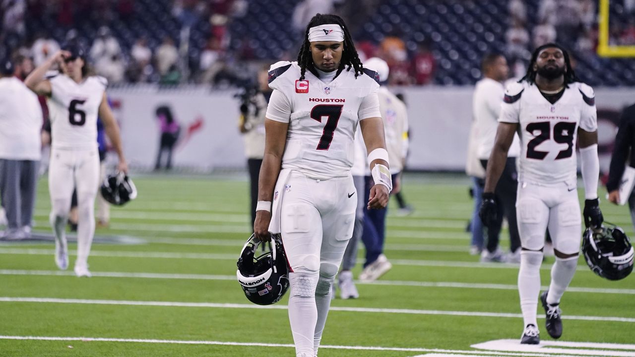 Houston Texans quarterback C.J. Stroud (7) walks off the field with the team after an NFL football game against the Tampa Bay Buccaneers Monday, Sept. 15, 2025, in Houston, Texas. (AP Photo/Eric Christian Smith)
