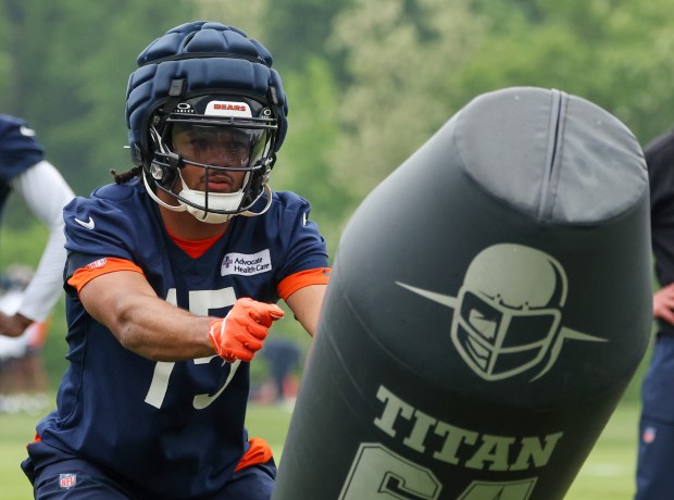Wide receiver Rome Odunze moves through blocking drills during Bears...