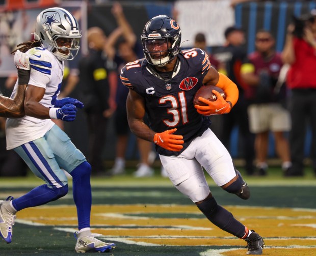 Chicago Bears free safety Kevin Byard (31) intercepts the ball...