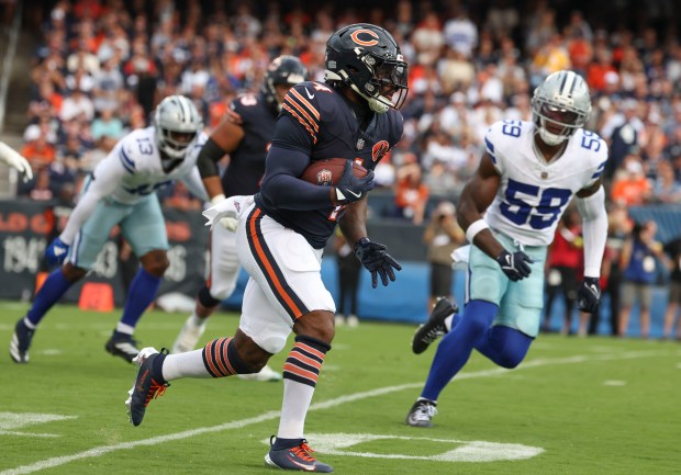 Chicago Bears running back D'Andre Swift (4) rushes against the...