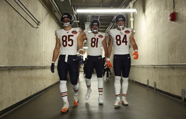 Bears tight ends Cole Kmet (85), Durham Smythe (81) and Colston Loveland (84) head to the field for a game against the Lions at Ford Field on Sept. 14, 2025, in Detroit. (John J. Kim/Chicago Tribune)