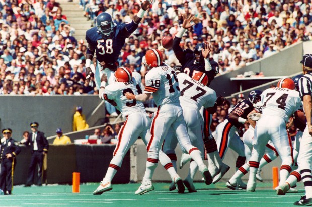 Walter Payton [34] dives into the end zone for a 2-yard touchdown in the first quarter of a game against the Cleveland Browns on Sept. 7, 1986, giving the Chicago Bears a 14-7 lead. (Ed Wagner Jr./Chicago Tribune)