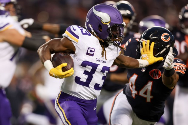 Minnesota Vikings running back Aaron Jones Sr. (33) runs the...