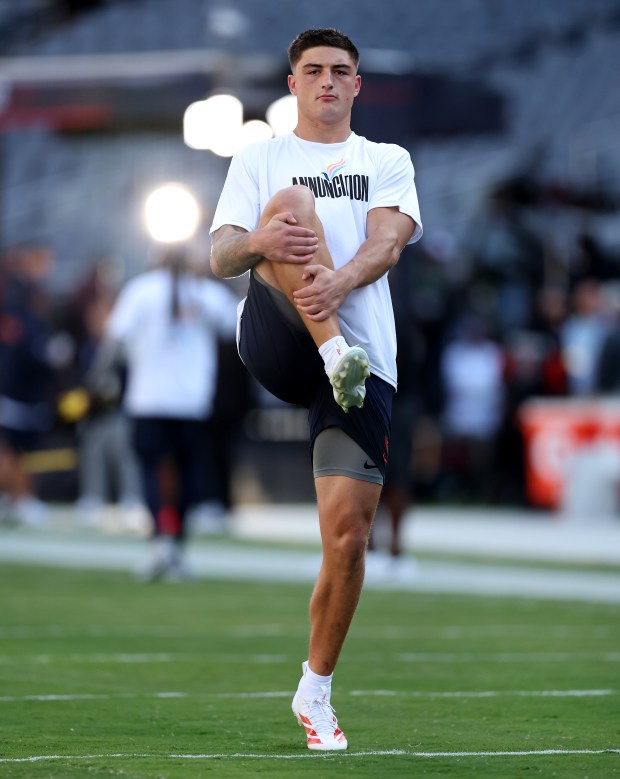 Chicago Bears tight end Colston Loveland warms up for a game against the Minnesota Vikings at Soldier Field in Chicago on Sept. 8, 2025. (Chris Sweda/Chicago Tribune)