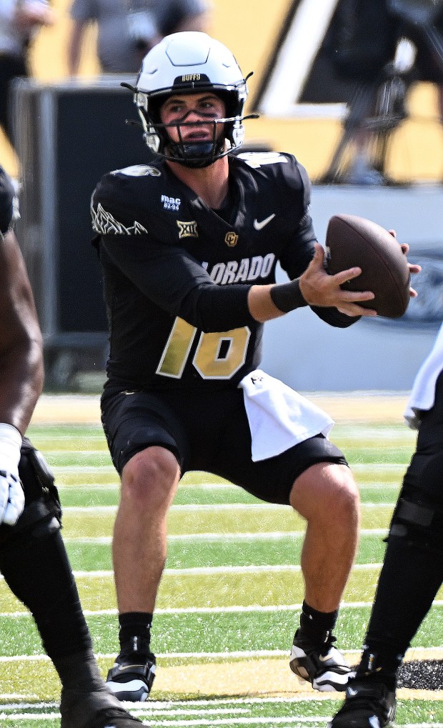 Colorado Buffaloes quarterback Ryan Staub takes the snap against the...