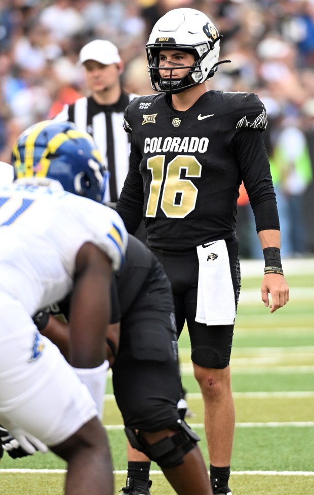 Colorado Buffaloes quarterback Ryan Staub awaits the snap against the...