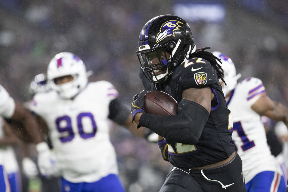 BALTIMORE, MD - SEPTEMBER 29: Baltimore Ravens running back Derrick Henry (22) runs up the sideline during an NFL game between the Buffalo Bills and the Baltimore Ravens on September 29, 2024, at M&T Bank Stadium in Baltimore, MD. (Photo by Charles Brock/Icon Sportswire)