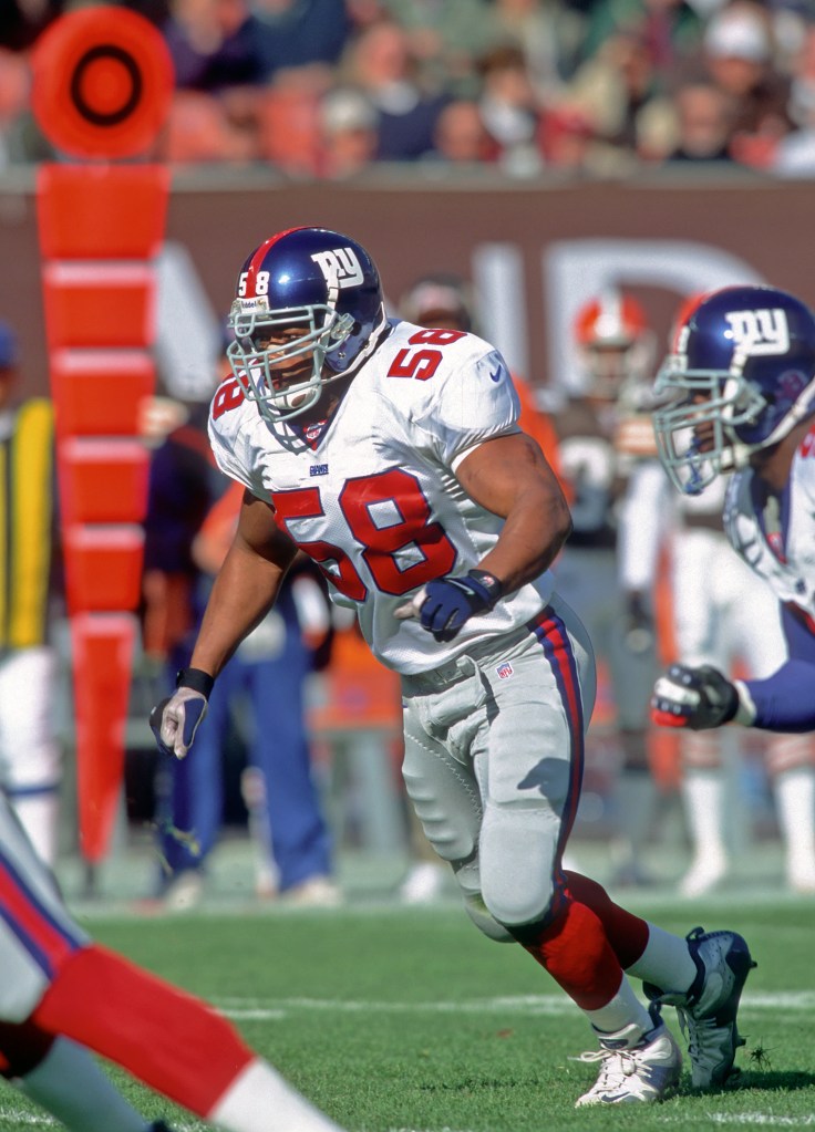 Micheal Barrow #58 of the New York Giants pursues the play against the Cleveland Browns during a game at Cleveland Browns Stadium on November 5, 2000