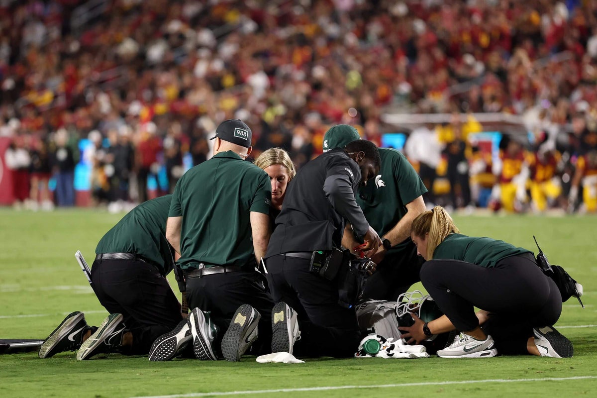 Michigan State LB Wayne Matthews III carted off on stretcher after collision at USC