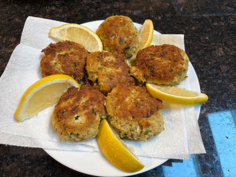 Crab cakes with lemons