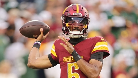 Jayden Daniels #5 of the Washington Commanders warms up prior to the game against the Green Bay Packers (Getty Images via AFP)