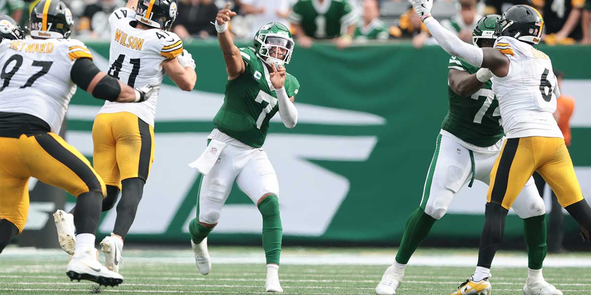 Sep 7, 2025; East Rutherford, New Jersey, USA; New York Jets quarterback Justin Fields (7) throws the ball during the fourth quarter against the Pittsburgh Steelers at MetLife Stadium. 