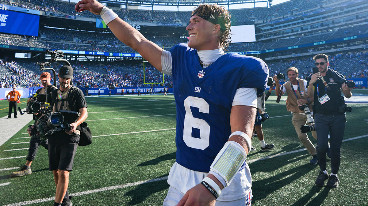 New York Giants quarterback Jaxson Dart (6) points after defeating the Los Angeles Chargers
