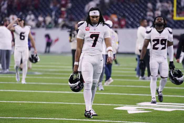 Texans’ Nick Caley emphasizes last-ranked offense isn’t a ‘copy-and-paste Patriots system,’ in a ‘race to clean it up’