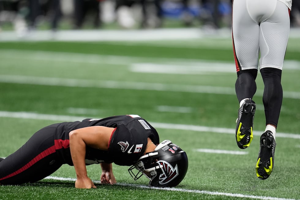 Atlanta Falcons place-kicker Younghoe Koo (6) reacts after he misses a field goal during the...