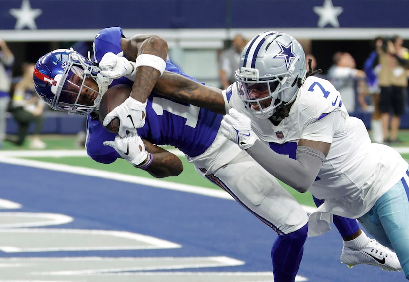New York Giants wide receiver Malik Nabers (1) reaches for and secures a pass in the end...