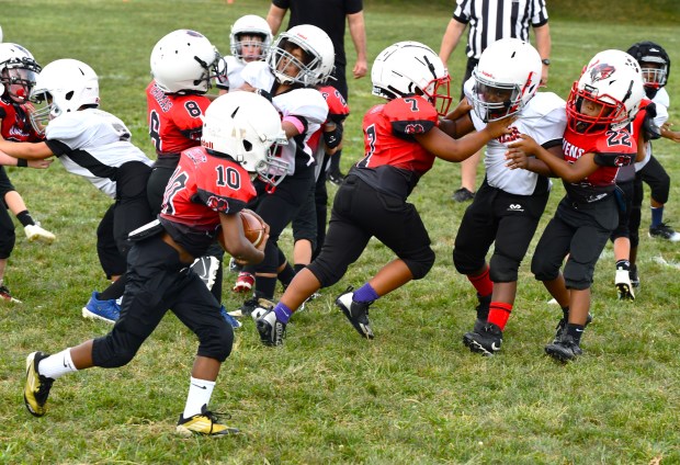 Fox Rox Shane Davis follows his blockers enroute to a...